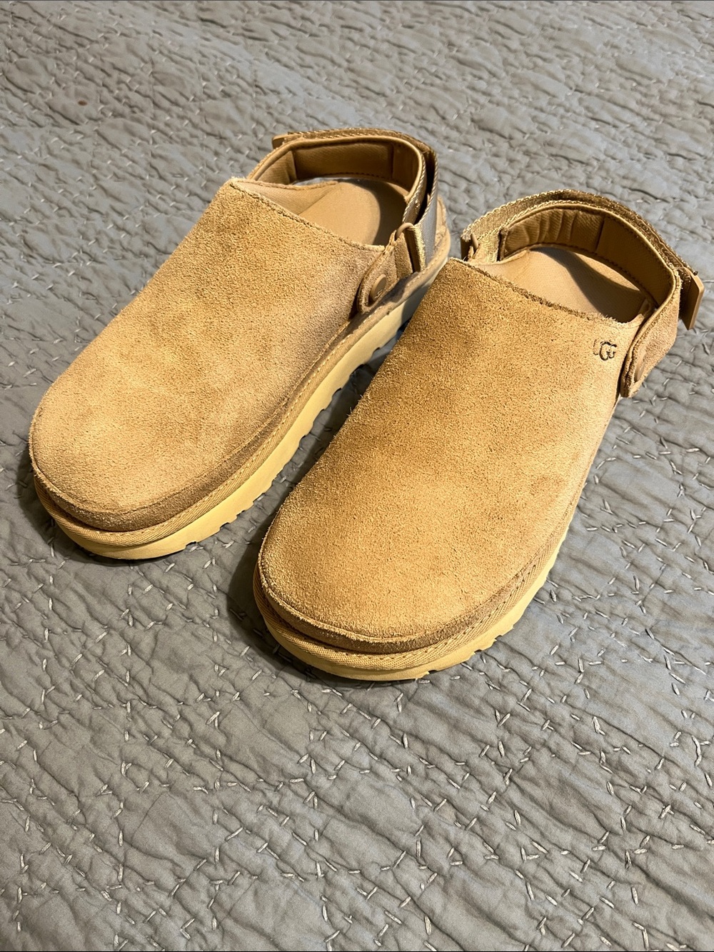 UGG Women's Goldenstar Clog in Sand